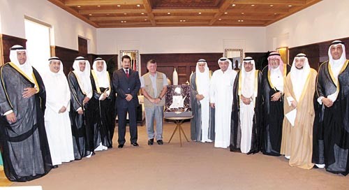 العاهل الاردني الملك عبدالله الثاني خلال لقائه الزملاء رئيس جمعية الصحافيين احمد بهبهاني ورئيس التحرير يوسف خالد المرزوق ونائب رئيس التحرير عدنان الراشد والوفد الصحافي الزائر بحضور السفير دحمد الدعيج