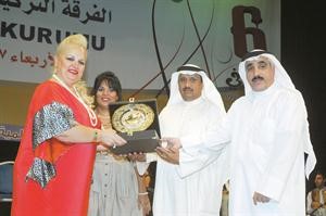 متعب المهنا ويوسف مصطفى يكرمان رئيسة فرقة كورومو دامل سنوكر سعود سالم

