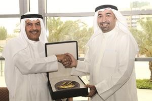 المخيزيم والغانم اثناء التكريم
