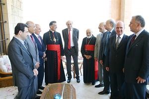 النائب وليد جنبلاط متوسطا البطريرك الحالي بشارة الراعي والسابق نصرالله صفير وعددا من نواب ووزراء الاشتراكي في الديمان امس 	محمود الطويل﻿