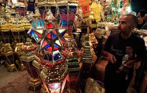 المصريون يستعدون لاستقبال شهر رمضان المبارك وعينهم على محاكمة الرئيس مبارك
