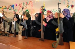 ليبيات يتدربن على السلاح في بنغازي	افپ﻿