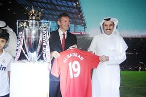 برايان روبسون يسلم سلمان البدران فانيلة باسمه 	هاني الشمري﻿