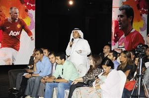 الزميل عبدالله العنزي يسال برايان روبسون﻿