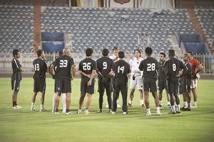 الكرواتي دراغان تالاييتش مع اللاعبين خلال التدريب هاني الشمري

