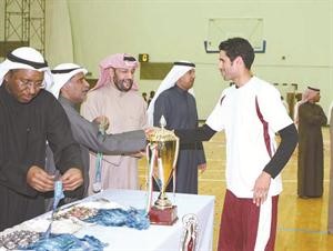 منصور جلوي يتسلم الميدالية الفضية لفرق دوري الدرجة الاولى من رئيس نادي النصر فلاح غانم﻿