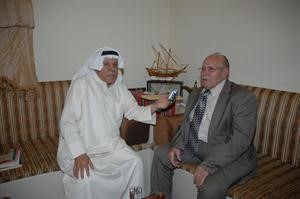 د محمد ابو سخيلة متحدثا الى الزميل منصور الهاجري