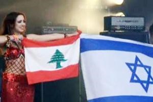 راقصة لبنانية تحمل العلم اللبناني بجانب العلم الاسرائيلي خلال حفل مشترك في باريس