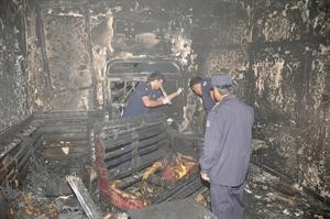 اثار النيران تبدو واضحة جدا في المنزل والتحقيق خلص الى ان الحريق ناتج عن تماس كهربائي