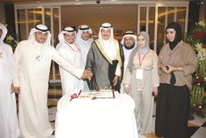 الشيخ احمد الجابر العبدالله والمشاركون في المعرض خلال قطع كعكة الاحتفال	كرم ذياب﻿