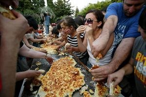 تسابق في التهام الوجبة﻿
