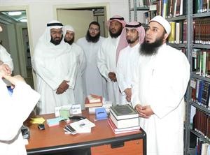 دمازن السرساوي خلال جولته في مكتبة المبرة﻿