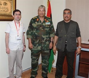اللواء الراحل عبدالفتاح يونس لدى استقباله الزميلين نائب رئيس التحرير عدنان الراشد ومدير التحرير محمد الحسيني الشهر الماضي﻿