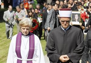 مسؤولان دينيان مسلم ومسيحية يقودان جنازة احد ضحايا مجزرة اوسلو رويترز