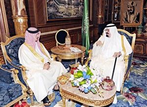 خادم الحرمين الشريفين الملك عبدالله بن عبدالعزيز مستقبلا الشيخ خالد بن حمد ال خليفة في الرياض امس﻿