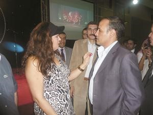 الفنانة فيفي عبده متحدثة الى الزميل عبدالحميد الخطيب خلال الحفل
