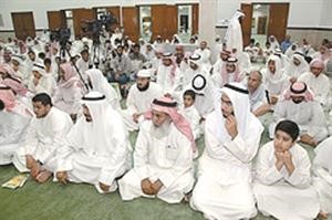 رواد مسجد العدواني يستمعون لمحاضرة د الجبير 