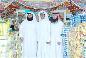 محمد الهيفي واعضاء مجلس ادارة جمعية الفروانية يتفقدون السلع المعروضة﻿