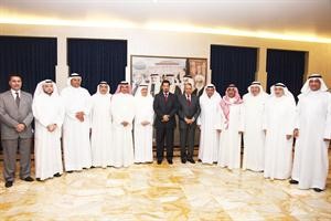 رئيس الوزراء الاردني معروف البخيت متوسطا الوفد الصحافي الكويتي بحضور وزير الدولة الاردني لشؤون الاعلام والاتصال عبدالله ابورمان والسفير د حمد الدعيج