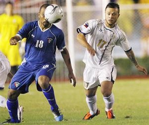 جراح العتيقي في سباق على الكرة مع لاعب فلبيني 	افپ﻿
