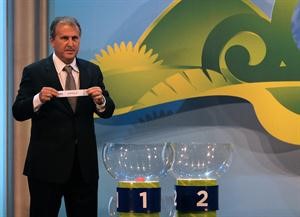 النجم البرازيلي السابق زيكو يعرض ورقة المنتخب الاسترالي 	افپ﻿