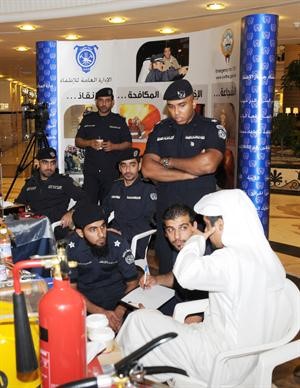 ضباط الاطفاء خلال مشاركتهم في البرنامج التوعوي