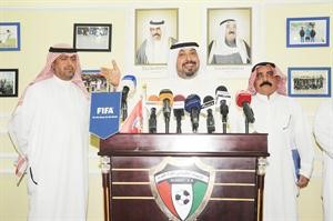 الفهد يتحدث في المؤتمر الصحافي بحضور دابراهيم الحمود والزميل طلال المحطب﻿