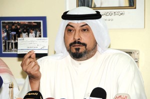 الشيخ طلال الفهد يعرض شيكا من صاحب السمو الامير 	هاني الشمري﻿