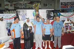 الشيخ جابر المبارك يسلم الكاس الى الوزير السابق الشيخ احمد العبدالله﻿