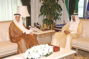 سمو ولي العهد الشيخ نواف الاحمد مستقبلا عبدالعزيز العدساني
