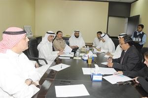 جمال الدوسري والعقيد مشاري المطيري والمشاركون في الاجتماع خلال المؤتمر الصحافي﻿