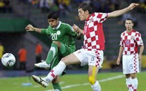 السعودي ياسر الفهمي يسيطر على الكرة بمضايقة مدافع كرواتيا اريان اديمي 	افپ﻿