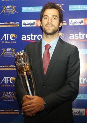 طاهري خلال تسلمه جائزة افضل لاعب اسيوي﻿