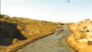 تدفق المياه في احدى القنوات المائية