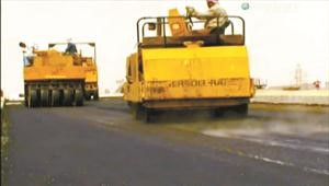 جانب من عملية رصف الطرق داخل المدينة
