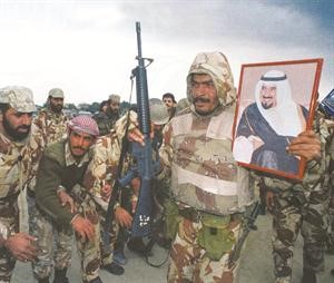صورة الامير الراحل الشيخ جابر الاحمد رحمه الله يحملها ابطال الكويت
