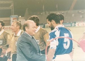 ويصافح جوزيف بلاتر