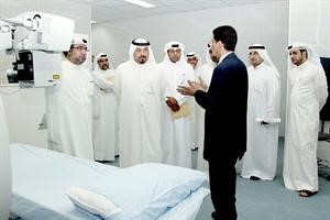 الفهد يستمع لشرح عن خدمات المختبر﻿