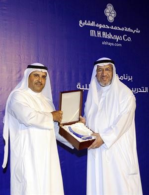 الوهيب يقدم هدية تذكارية للشايع﻿