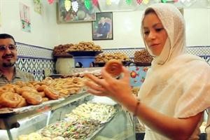 شاكيرا تتذوق الشباكية المغربية﻿