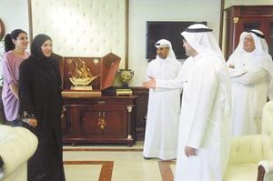 وزير التربية ووزير التعليم العالي احمد المليفي يرحب بالمراقبتين رجاء بوعركي ومنال الشطي ويبدو عبدالله القحطاني ودالمعلم