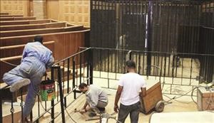 عمال ينجزون التحضيرات للقاعة وقفص الاتهام الذي يفترض ان يمثل فيه مبارك 