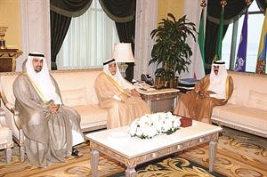 سمو ولي العهد الشيخ نواف الاحمد مستقبلا الشيخ علي الخليفة
