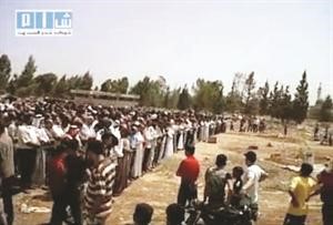 صورة عن الانترنت لاهالي درعا يشيعون احد قتلى امس الاول﻿