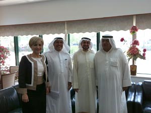 د فاضل صفر وم جاسم البدر وهنادي بستكي خلال استقبال المهنئين