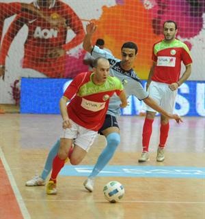 احمد رشدي لاعب فريق الشهيد ينطلق بالكرة﻿
