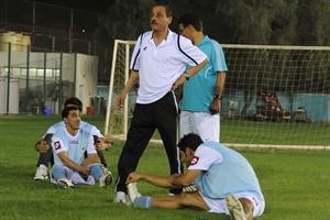 محمد كرم يوجه اللاعبين خلال احد التدريبات﻿