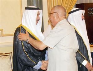 دعبدالرحمن العوضي يهنئ الشيخ جابر المبارك﻿