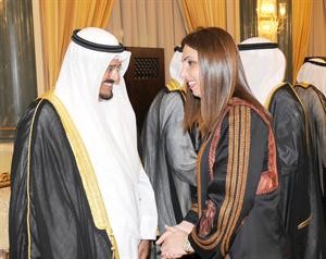 الشيخ احمد العبدالله يتلقى التهاني من درولا دشتي﻿