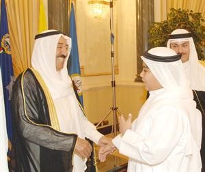 صاحب السمو في حديث باسم مع احد ابناء الكويت﻿